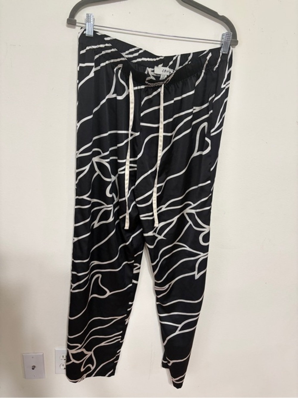 Black & White Printed Pajama Pants - Women
